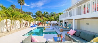 Sleeps 20! Heated Pool, Pickleball, Batting Cage- Near IMG & Beach