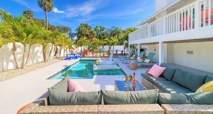 Sleeps 20! Heated Pool, Pickleball, Batting Cage- Near IMG & Beach