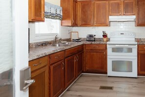 Fridge, microwave, oven, stovetop - "Fanci's" Beach Hideout (Atlantic Beach)