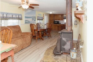 TV, books - "Fanci's" Beach Hideout (Atlantic Beach)