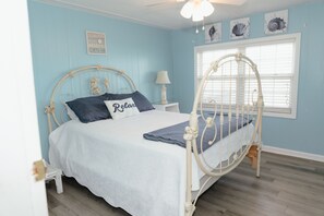 Desk, iron/ironing board, WiFi, bed sheets - "Fanci's" Beach Hideout (Atlantic Beach)
