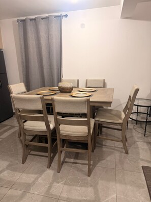 Dining - Enjoyable 2-bedroom apartment with AC in vibrant Kingston (Kingston)