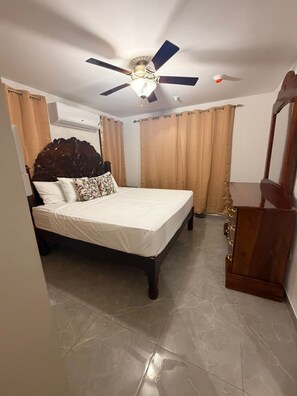 2 bedrooms, iron/ironing board - Enjoyable 2-bedroom apartment with AC in vibrant Kingston (Kingston)