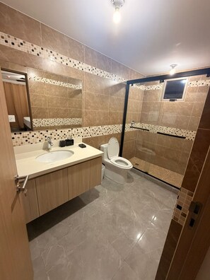 Shower, hair dryer, towels, toilet paper - Enjoyable 2-bedroom apartment with AC in vibrant Kingston (Kingston)