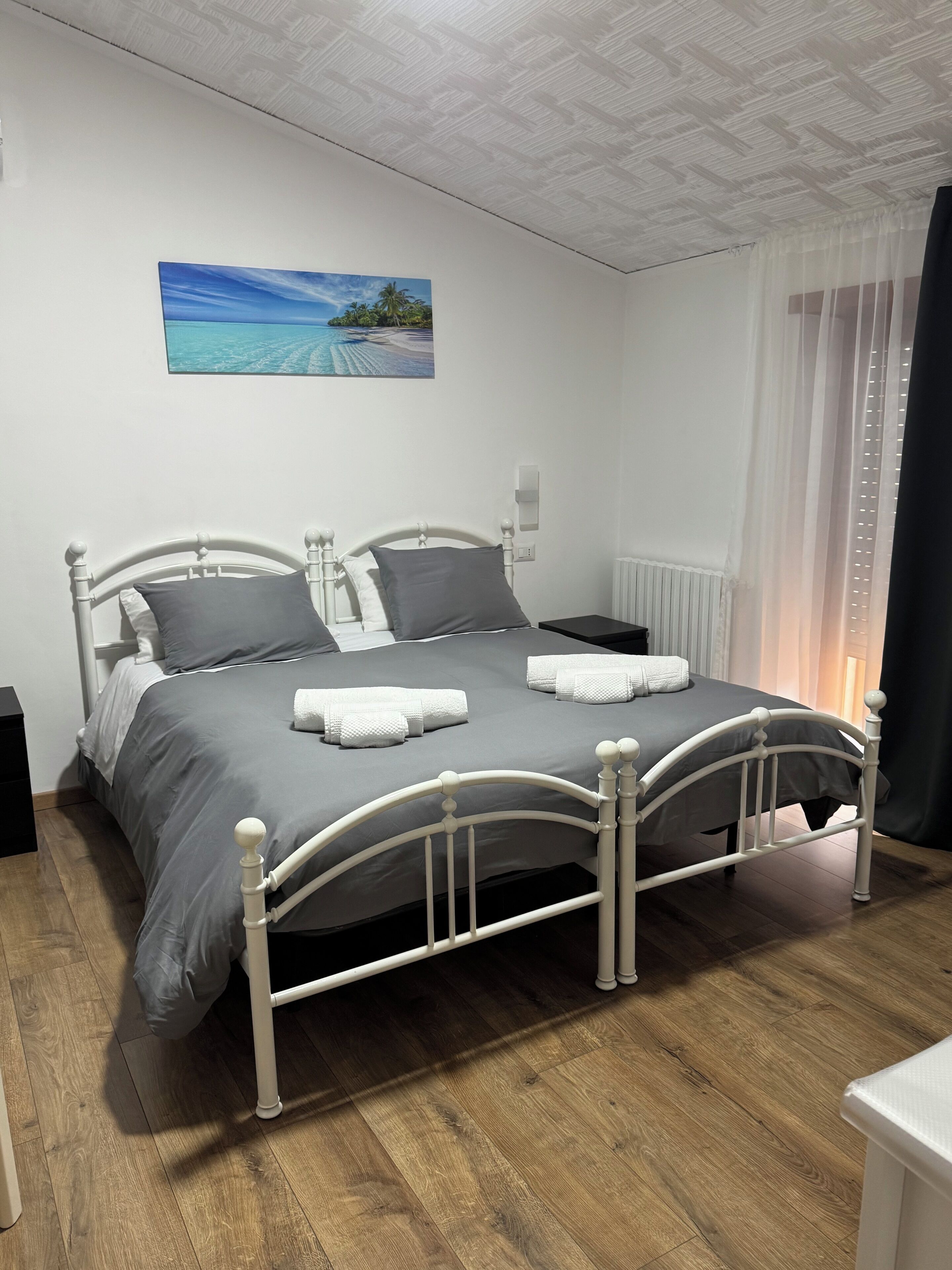 3 habitaciones, tabla de planchar con plancha, wifi y ropa de cama 