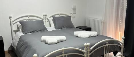 3 habitaciones, tabla de planchar con plancha, wifi y ropa de cama