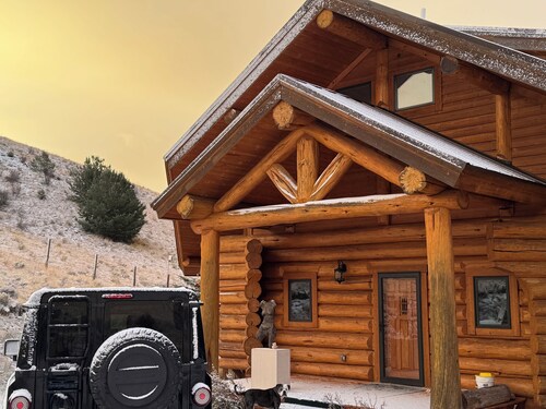 Beautiful 2-bedroom cabin with AC in cozy Cotopaxi with amazing views!