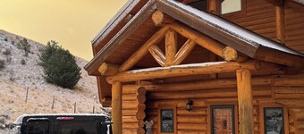 Beautiful 2-bedroom cabin with AC in cozy Cotopaxi with amazing views!