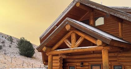 Beautiful 2-bedroom cabin with AC in cozy Cotopaxi with amazing views!