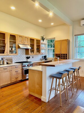 Oven, stovetop, dishwasher - Edison Schoolhouse Loft & Cottage (Bow)