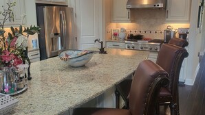 Private kitchen - Charming 3-bedroom pool house in Sarasota, 5-minutes from Siesta Key beach (Sarasota)