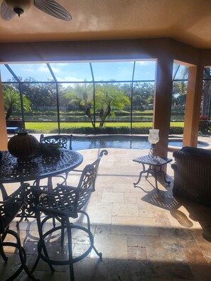 Outdoor dining - Charming 3-bedroom pool house in Sarasota, 5-minutes from Siesta Key beach (Sarasota)