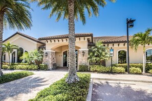 Exterior - Charming 3-bedroom pool house in Sarasota, 5-minutes from Siesta Key beach (Sarasota)