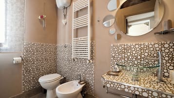 Doccia, asciugacapelli, bidet, asciugamani