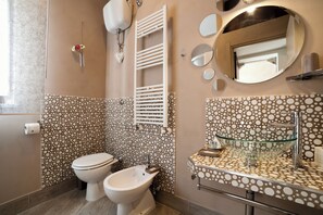 Dusch, hårtork, bidé och handdukar