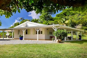 Exterior - Superb 3-star Rated villa with sea view (Sainte-Anne)