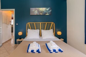 Desk, iron/ironing board, travel cot, WiFi - Superb 3-star Rated villa with sea view (Sainte-Anne)