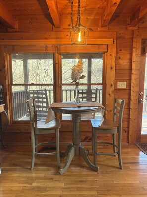 Dining - Romantic Couple's Cabin 15 min to Pigeon Forge (Sevierville)