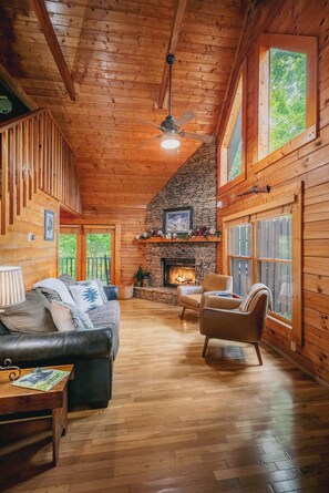 Living area - Romantic Couple's Cabin 15 min to Pigeon Forge (Sevierville)