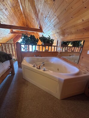 Interior - Romantic Couple's Cabin 15 min to Pigeon Forge (Sevierville)