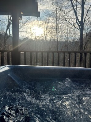 Outdoor spa tub - Romantic Couple's Cabin 15 min to Pigeon Forge (Sevierville)