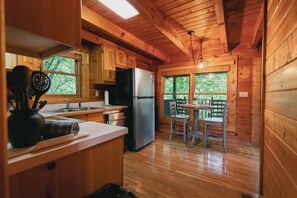 Private kitchen - Romantic Couple's Cabin 15 min to Pigeon Forge (Sevierville)