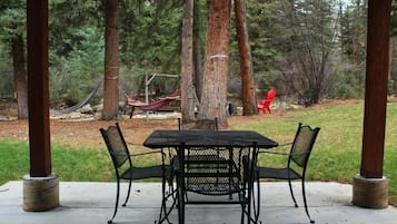 Familierom, elveutsikt | Utendørsservering