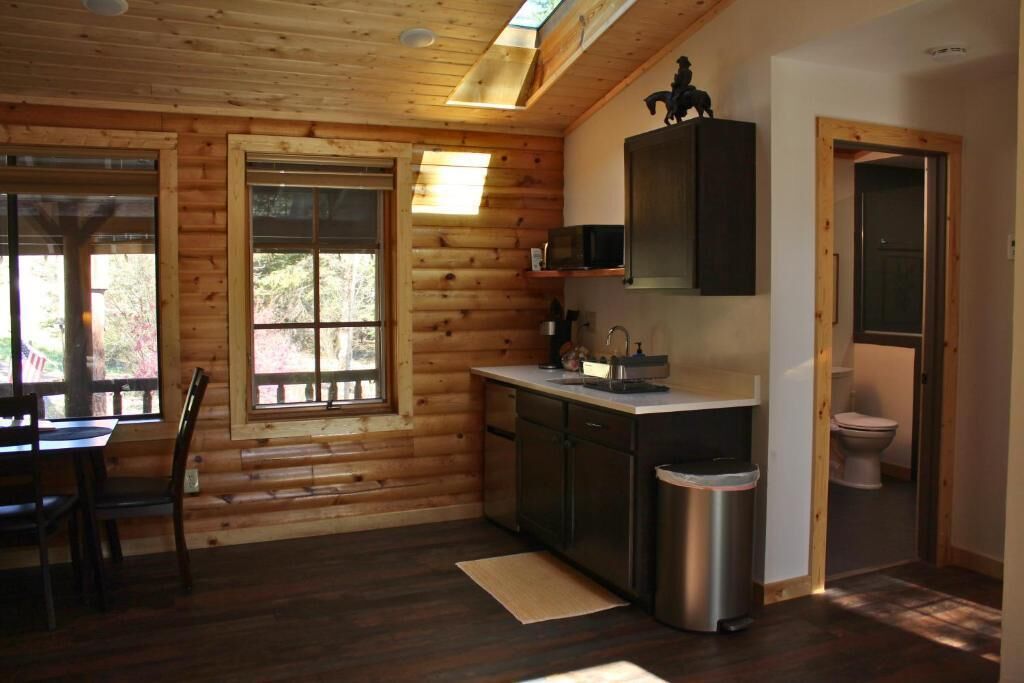 Deluxe Suite, River View | Private kitchen