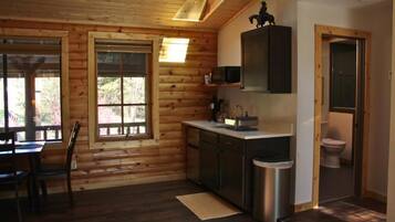 Deluxe Suite, River View | Private kitchen