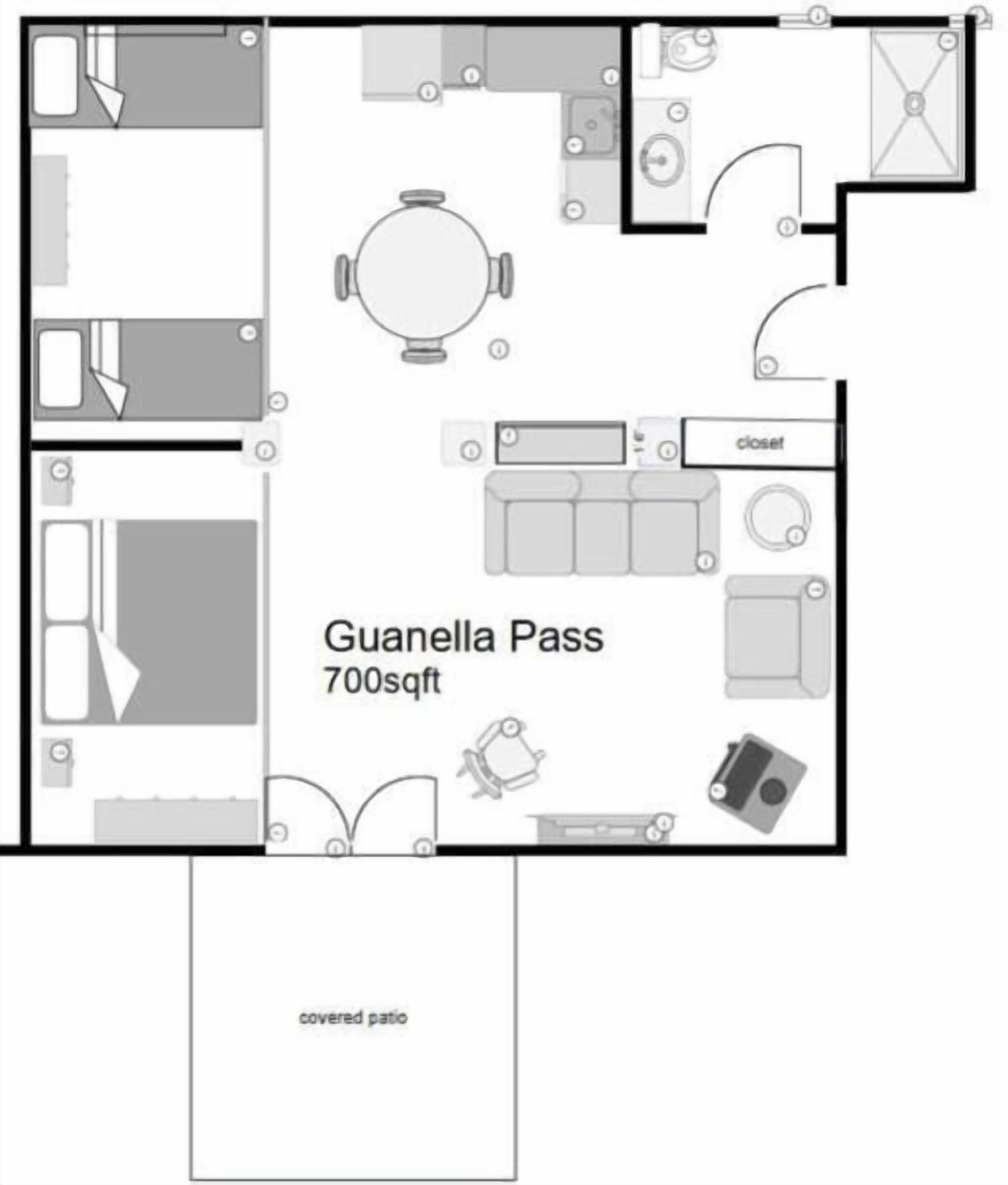 Un patio cubierto de 65 metros cuadrados, una zona de estar techada, una kitchenette, un comedor y un armario.