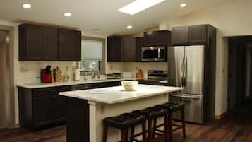 Departamento superior, para no fumadores, vista al río | Cocina privada | Cafetera y tetera, tostadora y toallas de papel