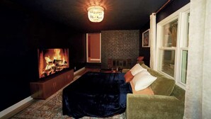 A cozy living room with a fireplace, a television, and a comfortable seating area. - Vino Villa | Cozy Escape near Wineries & Lake (Coloma)