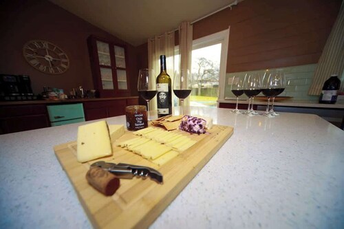 Vino Villa | Cozy Escape near Wineries & Lake