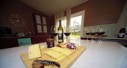 Vino Villa | Cozy Escape near Wineries & Lake
