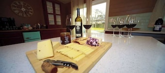 Vino Villa | Cozy Escape near Wineries & Lake