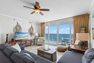 Appart'hôtel Exécutif, 3 chambres, balcon, vue plage | Salle de séjour | TV connectée de 45 pouces avec chaînes par satellite