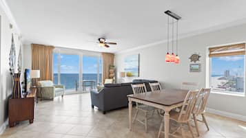 Executive-lejlighed - 3 soveværelser - balkon - strandudsigt | Spisning på værelset