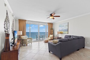 Executive appartement, 3 slaapkamers, balkon, uitzicht op het strand | Woonkamer | Een 45-inch smart-tv met satellietzenders