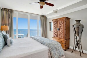 Condo executivo, 3 quartos, sacada, vista para a praia | Individualmente decorados, individualmente mobiliados