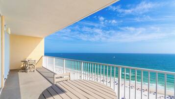 Condo ejecutivo, 3 habitaciones, balcón, vista a la playa | Balcón