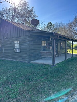Exterior - Cozy 1-bedroom cabin 12 miles north of Woodville, 25 miles from Natchez, MS (Woodville)