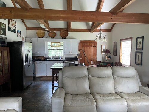 Cozy 1-bedroom cabin 12 miles north of Woodville, 25 miles from Natchez, MS