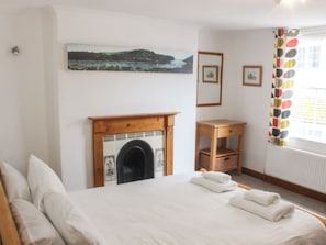 3 bedrooms, individually decorated, individually furnished, free WiFi - The Little Clock House (Dartmouth)