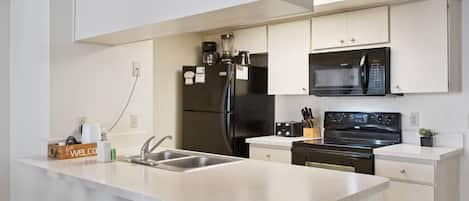 Réfrigérateur, micro-ondes, four, plaque de cuisson