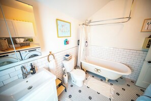 Een haardroger, handdoeken, zeep, toiletpapier