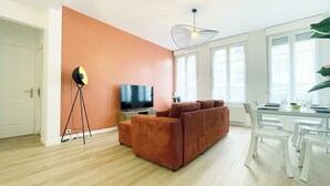 Living area - Le Central: 6 travelers in the city center with Wi-Fi (Reims)