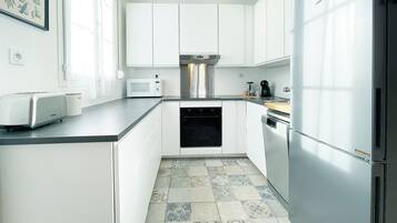 Fridge, microwave, oven, stovetop