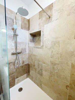 Shower, hair dryer, towels, toilet paper - Le Central: 6 travelers in the city center with Wi-Fi (Reims)