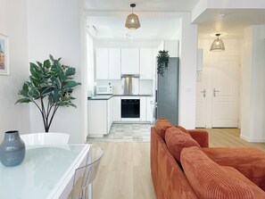 Interior - Le Central: 6 travelers in the city center with Wi-Fi (Reims)