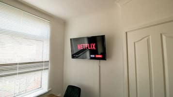 Apartment, 2 Bedrooms, City View | Living area